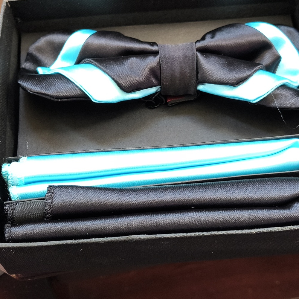 Men's pre-tied satin bowtie sets with hanky